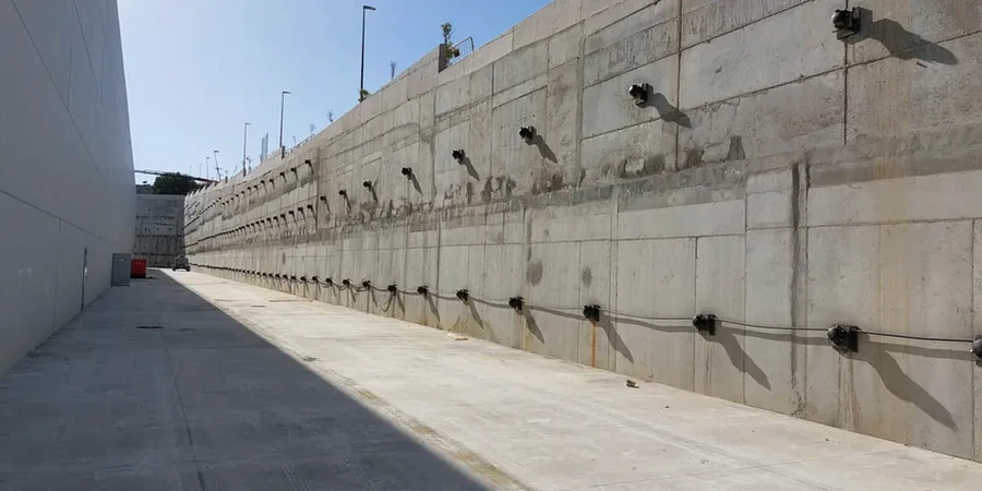 Diseño de Anclajes en Calama: Soluciones para Suelos Salinos y Terreno Duro